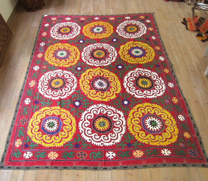 安い 激安 プチプラ 高品質 インプレッションオブギャッベSuzani, Uzbekistan Suzani, Embroidary ウズベキスタン  スザンニ刺繍布 125x103cm アンティークデザイン ピンクとオレンジの花