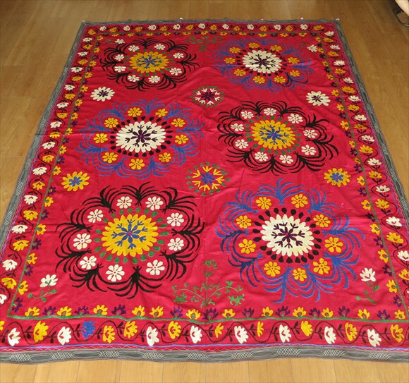 ウズベキスタンの刺繍布オールドスザンニ223&times;180cm赤色の地/黒と青紫のの花びら・6つのお花｜ガラタバザール（キリム＆ラグ）