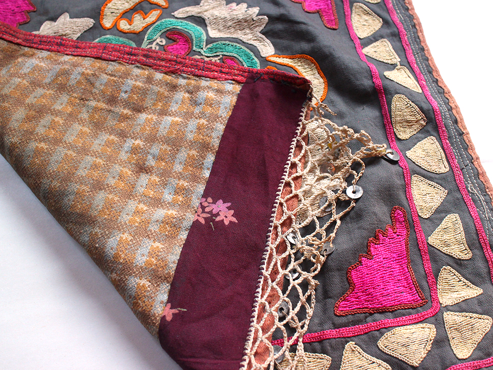 メール便可/取り寄せ ウズベキスタン・スザンニ刺繍布 アンティークデザイン 160x104cm ピンクとオレンジの大輪の花