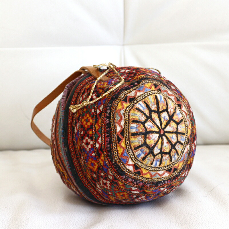 トルクメン族の手刺繍の帽子17×17cm2つの帽子をあわせた球形のハンドバッグ|ガラタバザール(キリム&ラグ)
