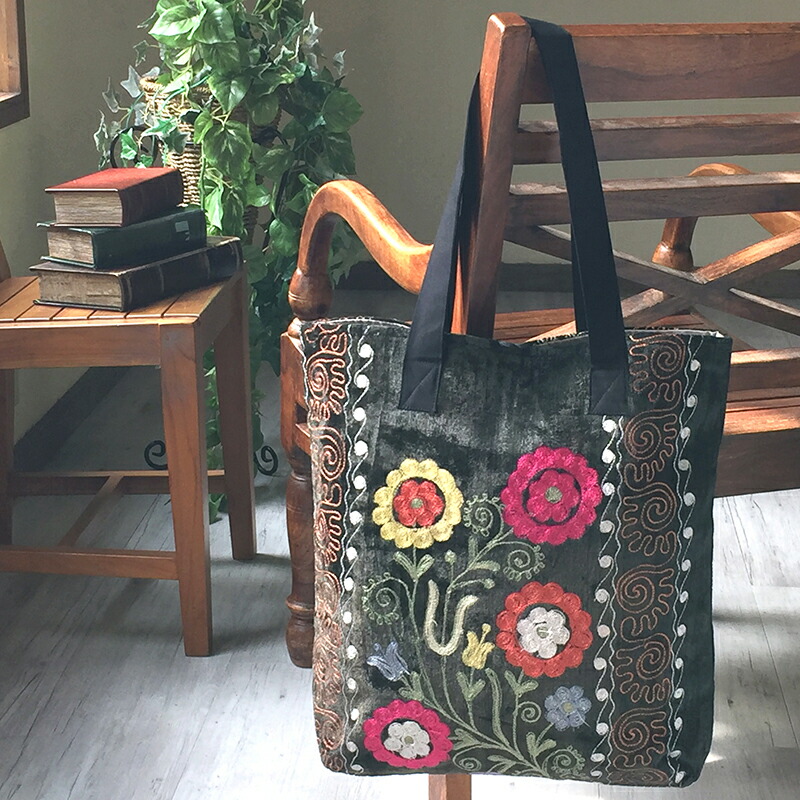 ランキング1位送料無料キャンペーン の花のモチーフ ガラタバザール キリム 雑貨 スザンニ刺繍のバッグ ベルベット ブラック バッグ 花のモチーフ バッグ 小物 ブランド雑貨 スザンニ刺繍のバッグ ベルベット ブラック 21年のクリスマスの トートバッグ