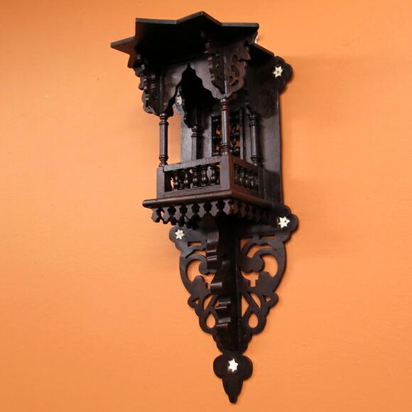 トルコ製木彫りの壁掛け棚 H63xW21xD19cm 黒海地方の伝統模様飾り彫り Lサイズ ウォールシェルフ 15%OFFクーポン対象品トルコ製木彫りの壁掛け扉