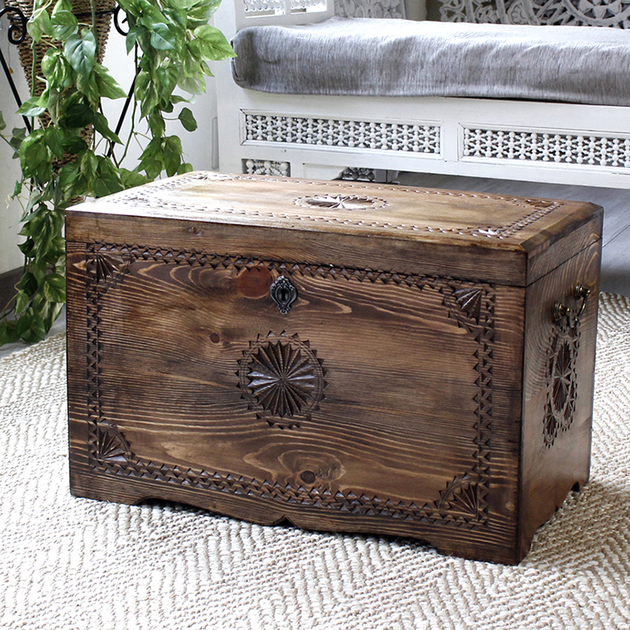 楽天市場 トルコ製宝箱 サンドゥック 木製ブランケットボックス 黒海地方の伝統模様飾り彫り H35 5 W60 D38cm ガラタバザール キリム 雑貨