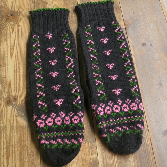 楽天市場 アンティーク トルコ手編みウール靴下ブラック ピンク 小花柄 フラワー ローゲージ 22cm ガラタバザール キリム 雑貨