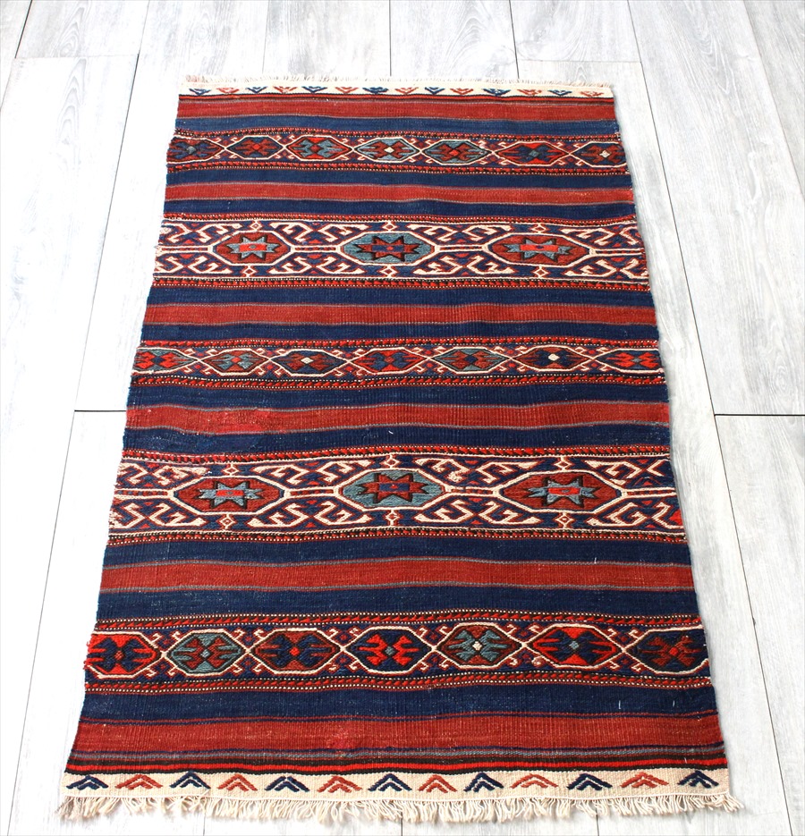 【15%OFFクーポン対象】チュアル(収納袋)を開いたオールドキリム ベルガマ103×62cm レッド&ネイビー 細かなスマック織り