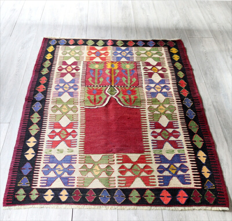 【15%OFFクーポン対象】オールドキリム コンヤラディック　チェイレキ144×95cm 赤いミフラープ　鳥の羽 58,080円