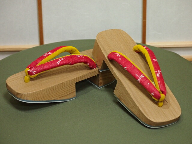 小町型　木曽ねずこ下駄　赤の花緒　トンボ柄【小町型下駄】【木曽ねずこ】【トンボ】【送料無料】【smtb-k】【ky】｜きもの処えりよし