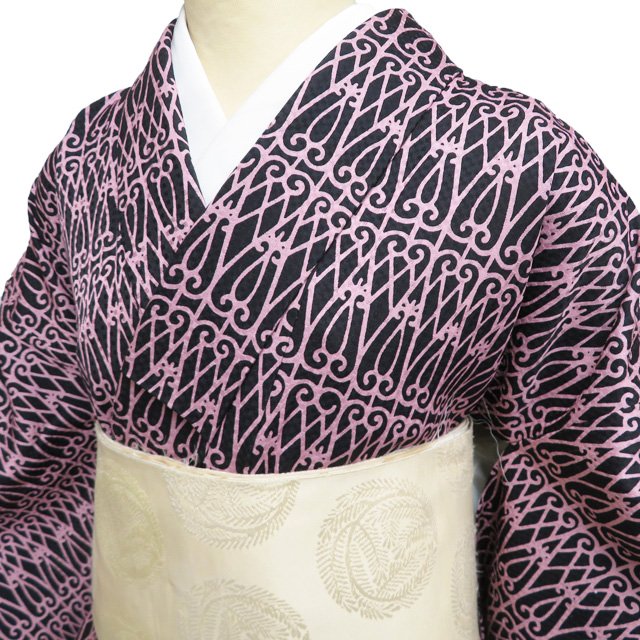 【 中古 】 小紋 リサイクル着物 正絹 袷 カジュアル 幾何学模様 黒色 石竹色 身丈163.5cm 裄68.5cm L A1328-2 [観劇 お出かけ 街着 普段使い お食事 kimono 和服 送料無料 きもの北條]