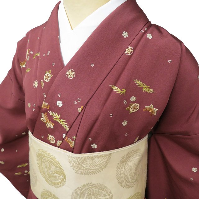 【 未使用 】 小紋 着物 正絹 袷 カジュアル 刺繍 相良刺繍 花と蝶模様 蘇芳香色 多色 身丈167cm 裄64.5cm L トール A1006-3 [ 和服 きもの 普段着 kimono アウトレット 送料無料 きもの北條]｜特選リサイクル着物　きもの北條