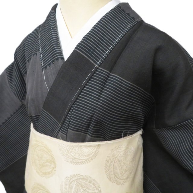 【 中古 】 特選 紬地 リサイクル着物 マルファクトリー 正絹 袷 カジュアル 藍媚茶色 黒色 身丈159cm 裄64cm M ワイド A1273-7 [初詣 お出かけ 観劇 着付け教室 趣味着 街着 普段着 送料無料 きもの北條]｜特選リサイクル着物　きもの北條