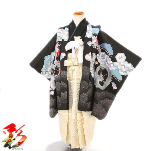【レンタル】《5歳 身長105～120cm前後》七五三 5歳 男の子 羽織 袴 着物フルセット レンタル お宮参り 端午の節句 往復送料無料 着付け動画 着付けマニュアル付き 新品足袋プレゼント『花夢二/黒・龍に炎　袴セット』5boy-k591｜着物レンタルand販売　彩