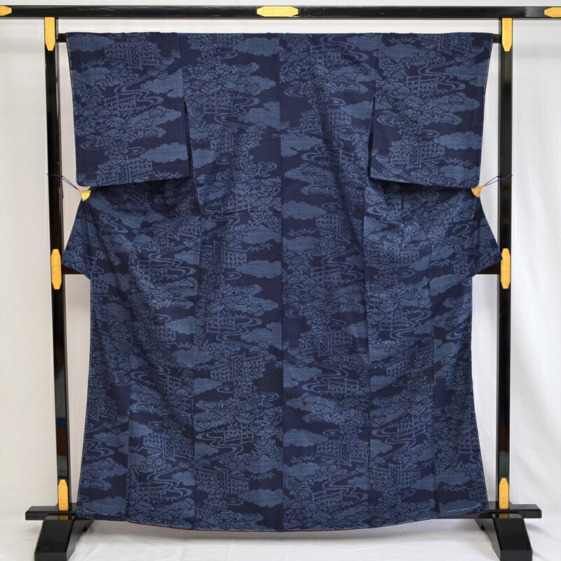 新品 重要無形文化財 結城紬 １００亀甲 正絹 先染め 手織り 手つむぎ 紺色 亀甲茶屋辻文様 身丈１６３，５cm ７号～９号 証なし 紬 小紋 普段着 カジュアル 着物 リサイクル店 着物屋 ネット 通販 送料無料 (01-05-001)