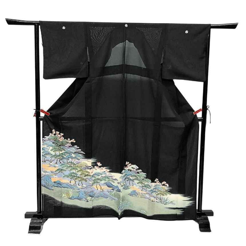 京やI611 正絹 夏着物 絽 黒留袖 シルクの夏着物 絽 絽のきもの 特選駒絽 夏の絽 五つ紋に比翼(ひよく)仕立て 単衣の時期から盛夏まで 仕立て上がり 夏のきもの 単衣仕立て 6月7月8月9月に 美品 特選夏のフォーマル着物 正装用 夏の第一礼装 結婚式 各種パーティ 四季の草花｜きもの館　京や