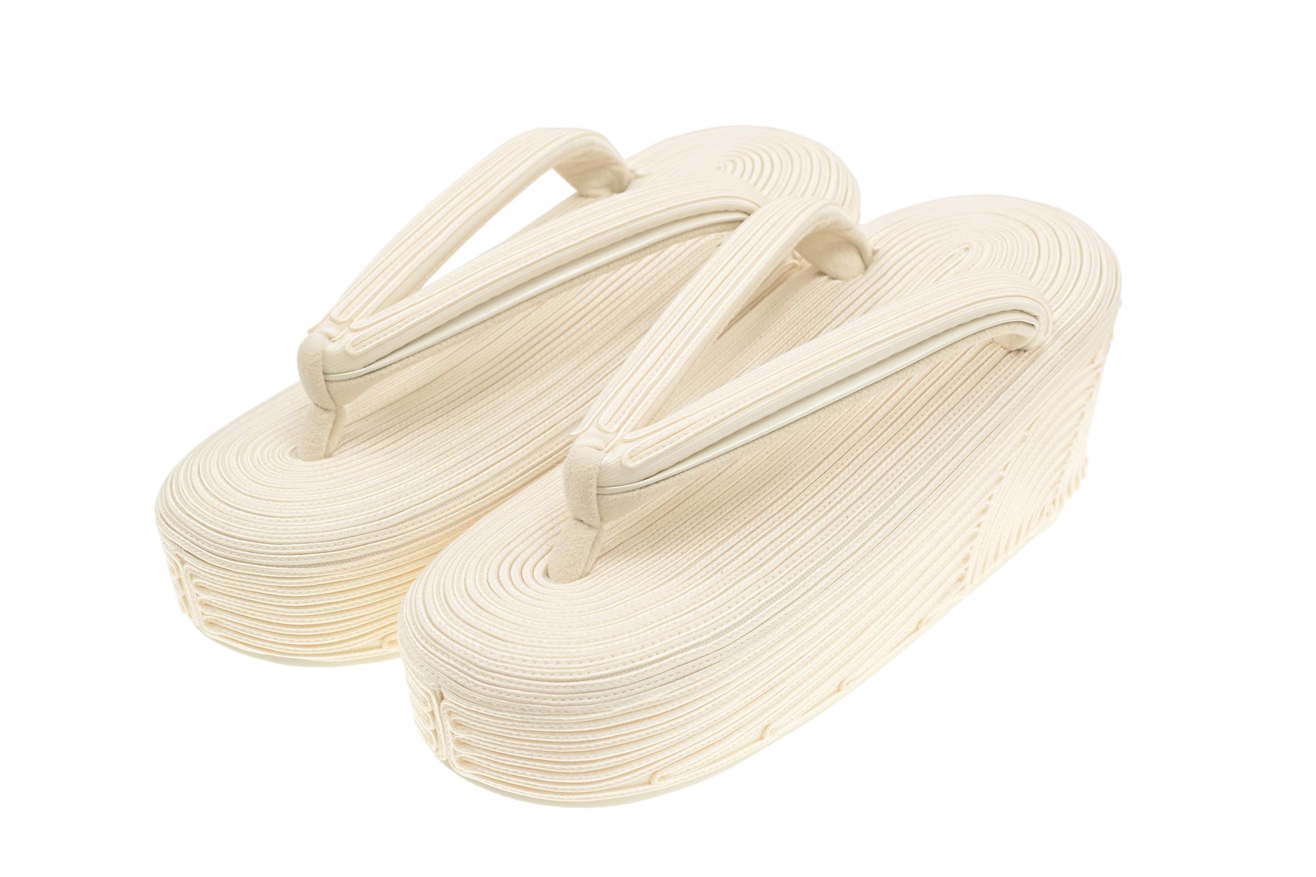 ［ 一般受け続きもの｜楽しみに待つの入荷 ］ 【岩佐-IWASA-】 ＜定め事取りまわし品＞ 吊りひも刺しゅう草履 IWASA×SAKU Laboratory 幅ひろい手合い 象牙色/M大きさ [先だつものの大きさ23～24珊]