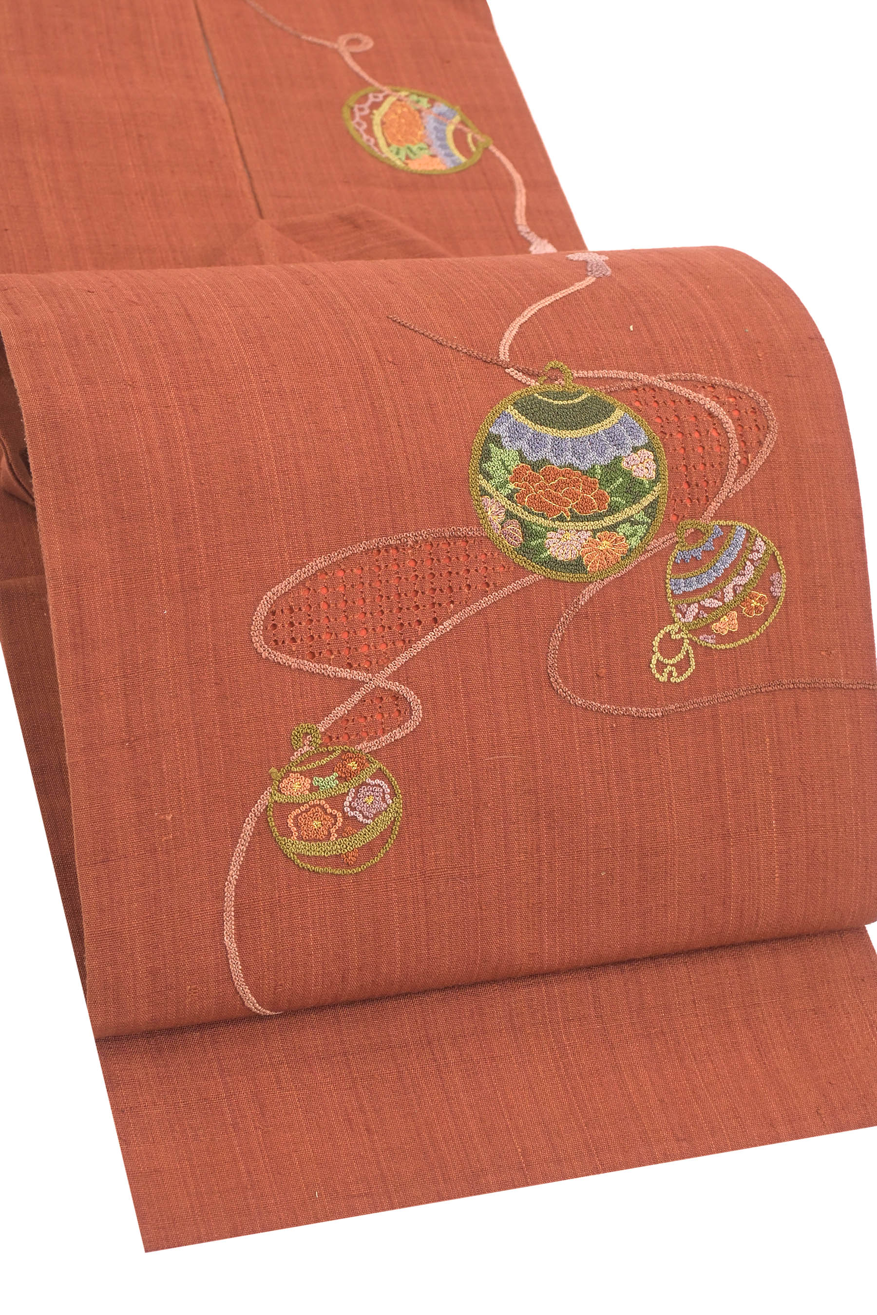 【15％オフクーポン客体】◎さつき・ざ・ばーげん！【相良刺しゅう・汕頭刺繍】 特選手刺しゅう紬九寸名古屋帯  ≪御仕立てもの売り上げ金・中古美品≫ 「姫毬文様」 原材料×刺しゅうの味い 帯姿に自己同一性を！短尺 和服-帯