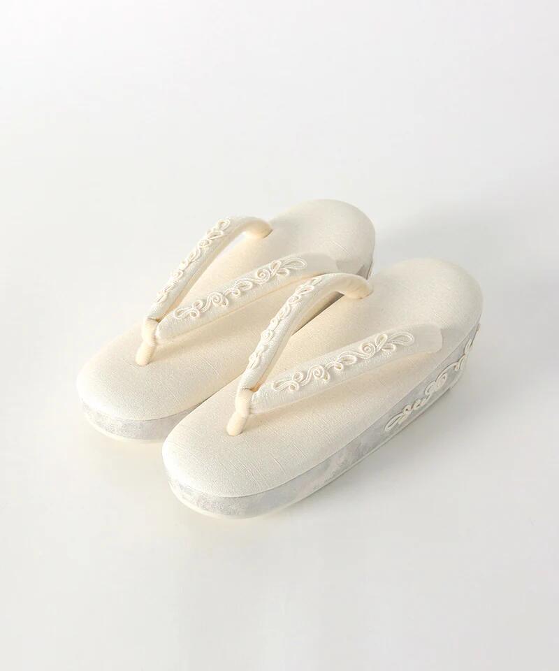 【岩佐-IWASA-】 ＜定まり取りまわし品＞ 吊りひも刺しゅう目論む草履 「象牙色」 L大いさ23.5糎～24.5糎 森閑としたな華やかさを、痛いところに宿す…