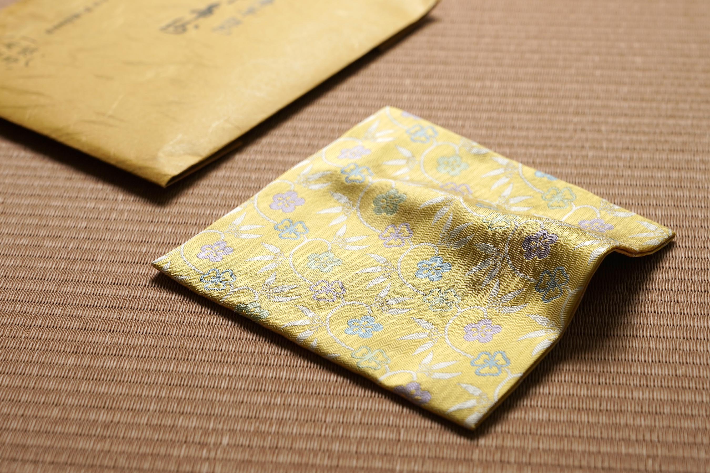 紅御服紗　土田友湖　袋師　平安　押小路御幸町西 手前道具 在銘　千家十職　表千家 紅御服紗 土田友湖 袋師 平安 押小路御幸町西 手前道具 在銘 千家十職