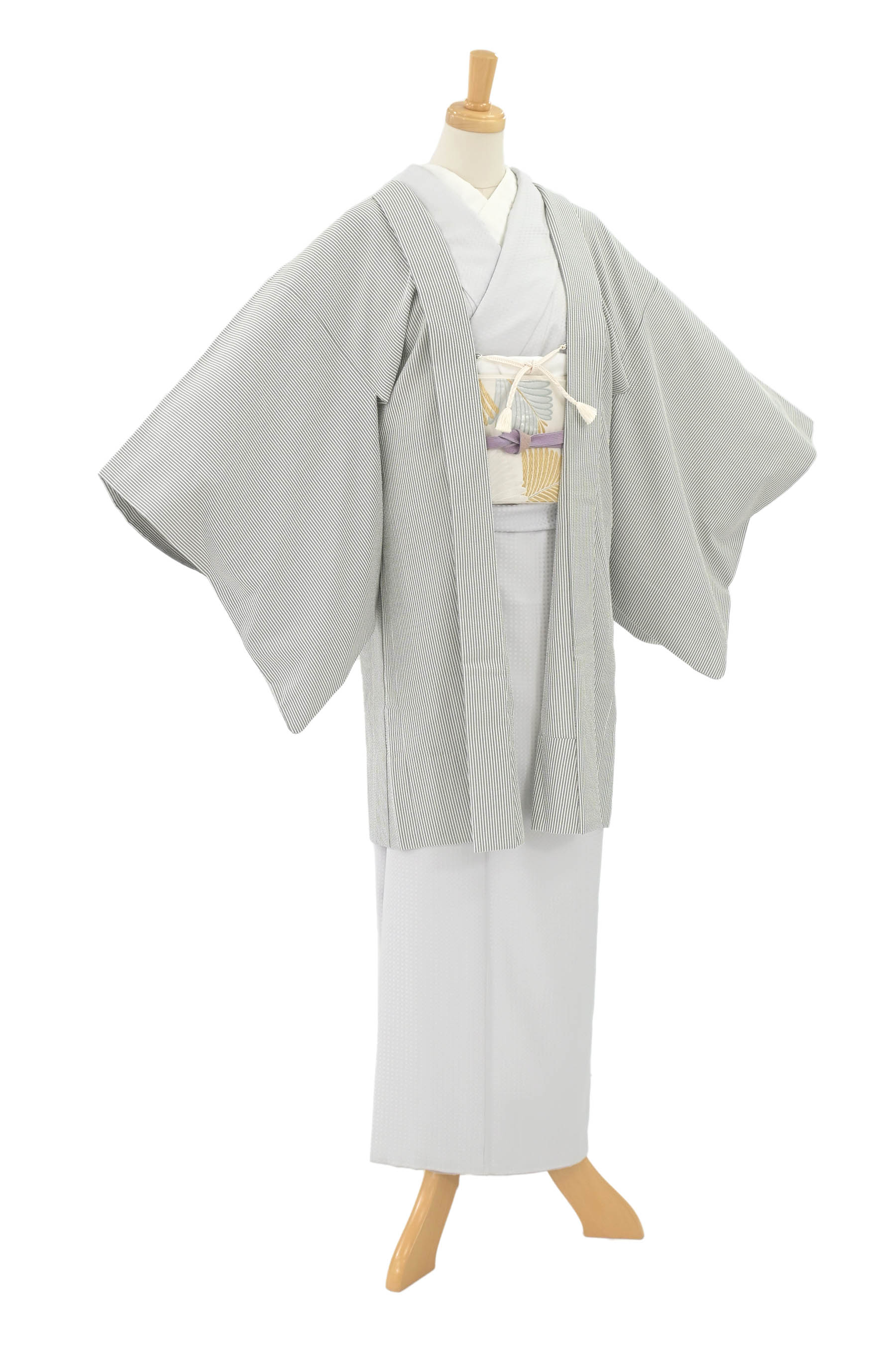 街行く姿も感銘的に！ 〈単衣仕立てもの・中古美品〉 仕立て上げる洗える羽織 ちぢみ風 羽織紐付き 「よろけ縞」 さらりと心地好い！ お出かけ着に！ ☆羽織丈85 裄63