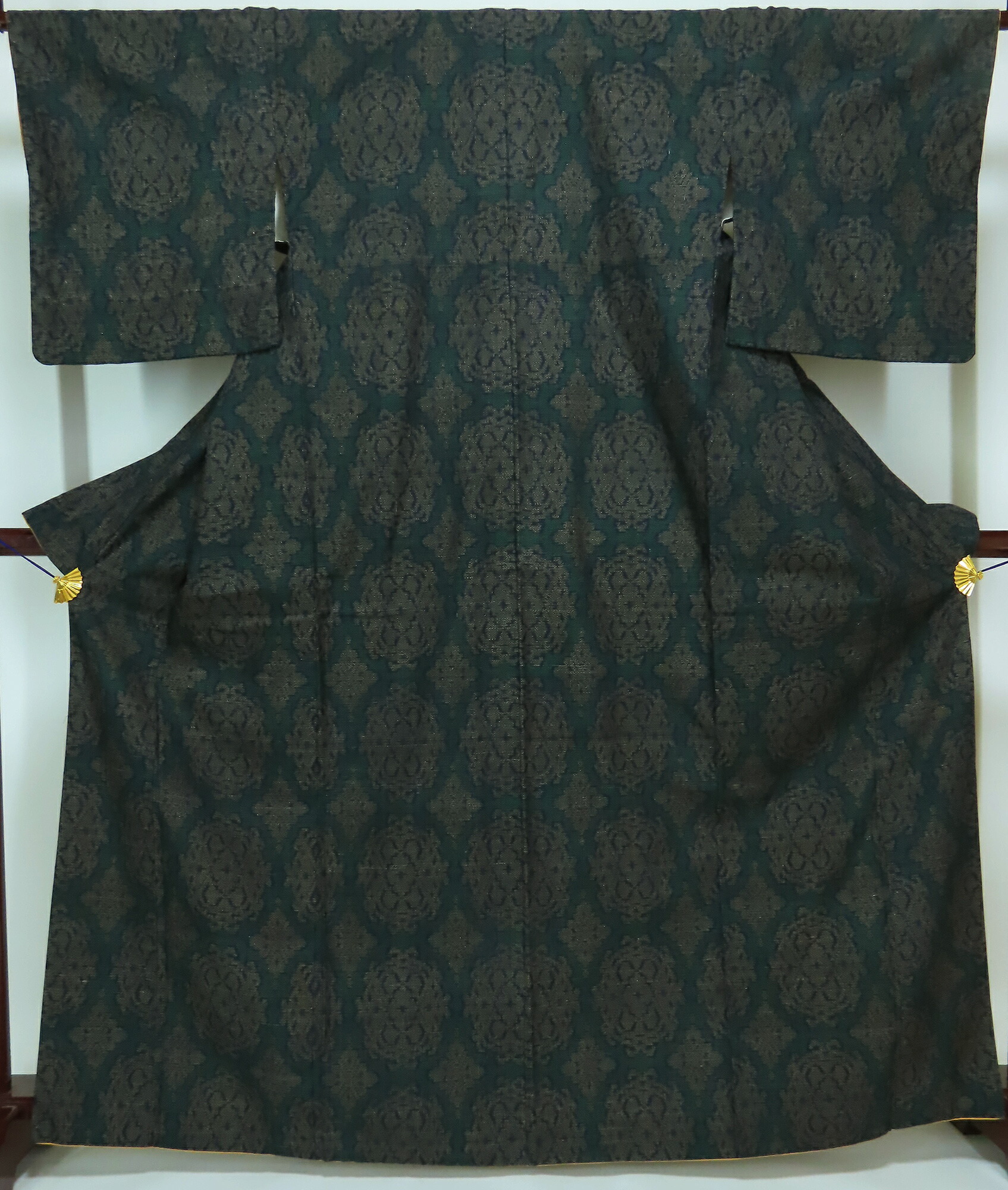 本場結城紬　重要無形文化財　80亀甲　証紙なし　身丈162cm　裄66.5cm　【中古】美品　k3401rym