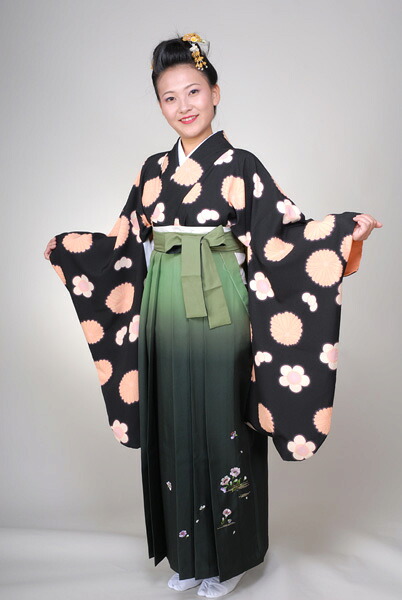 【レンタル】 卒業式 ご予約受付中■【 卒業式 レンタル袴★二尺袖袴(はかま) 卒業式 の袴レンタル】【n-002】【黒系　菊・梅花柄】【 袴 大学 先生 レトロ 】