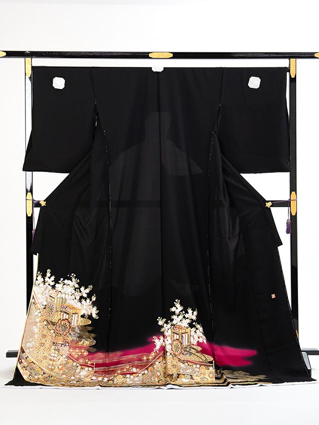 【レンタル】 黒留袖レンタル 着物レンタル 留袖　★美品 利用回数3回未満★ 桂由美 御所車 幅広 赤 LOサイズ yumi-katsura-27 フルセット 黒留袖 レンタル 結婚式 披露宴 レンタル 母親 親族 列席者 おすすめ 貸衣装 正絹 姉妹 叔母 伯母 50代