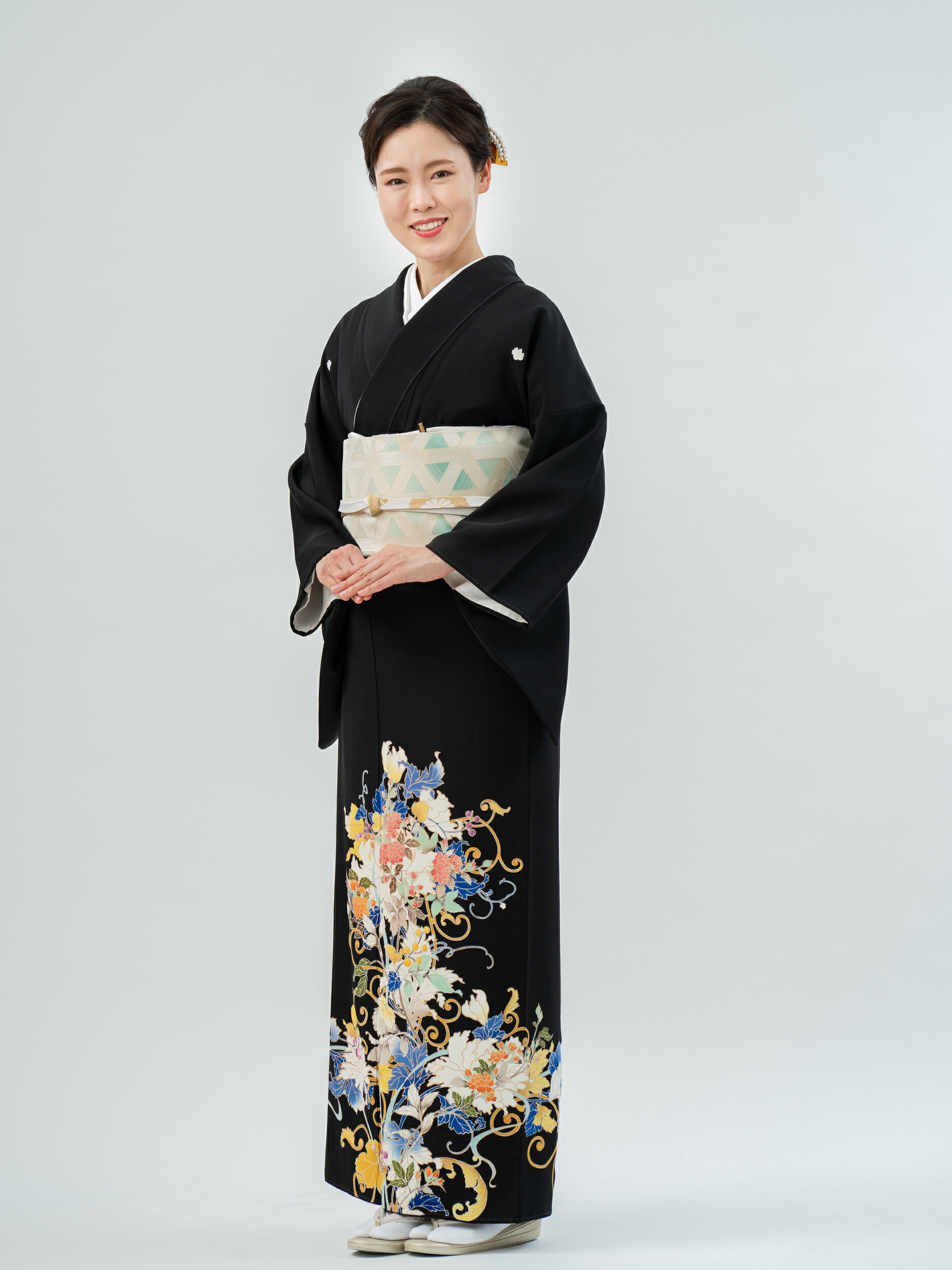 【レンタル】 黒留袖レンタル 着物レンタル 留袖 最高級 京友禅 「若冲調の逸品・ 蔦に木香薔薇文」 フルセット 黒留袖 レンタル 結婚式 披露宴 母親 親族 列席者 おすすめ 貸衣装 正絹 姉妹 叔母 伯母 木香薔薇 蔦 青 MLサイズ【品番:t-656】 50代|着物レンタル美装館