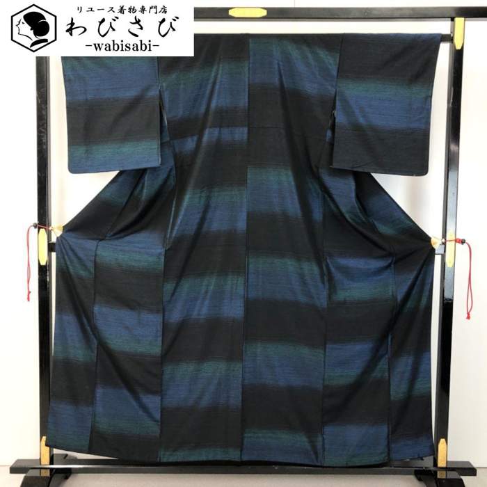 【お得なクーポン配布中】 紬着物 横段模様 グラデーション 黒色 K-5268 着物 きもの kimono 和服 和装 中古 リサイクル着物 【送料無料】｜リユース着物わびさび　店