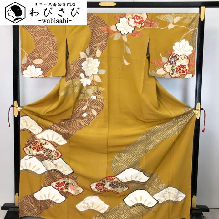 【お得なクーポン配布中】 訪問着 松に花模様 金彩波模様 黄土色 トールサイズ しつけ糸 K-5728 着物 きもの kimono 和服 和装 中古 リサイクル着物 【送料無料】