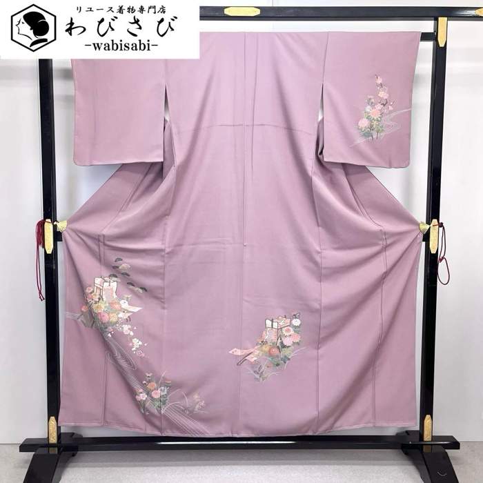 【お得なクーポン配布中】 付下げ 総相良刺繍 御所車に花模様 松 積紅色 縮緬 しつけ糸 K-4088 着物 きもの kimono 和服 和装 中古 リサイクル着物 【送料無料】