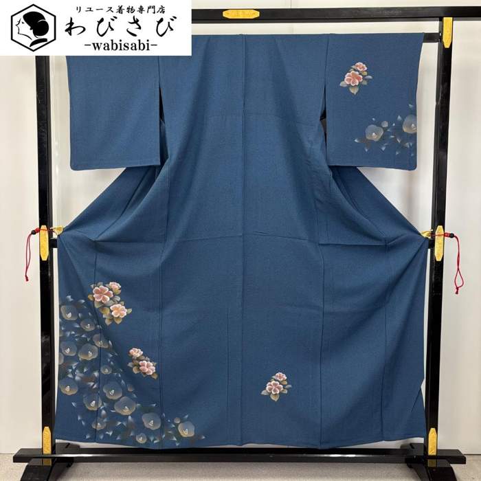 【お得なクーポン券別れ別れ中】  単衣 付下げ 椿 花飾りつけ 金彩 青藍色 K-6007  御召しもの きもの kimono 着物 和装 中古 再利用御召しもの 【貨物輸送無料】