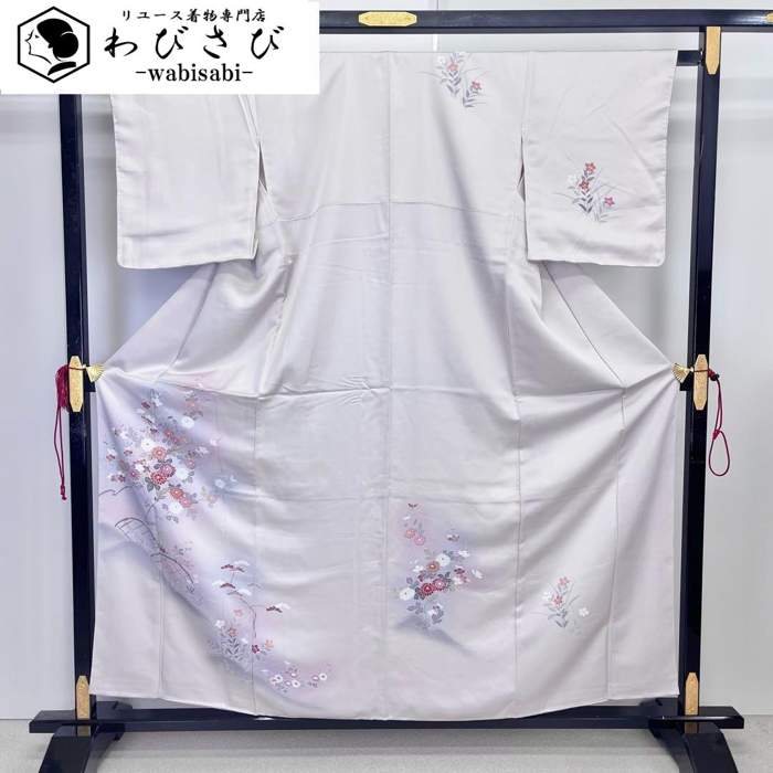 【お得なクーポン配布中】 付下げ 上品な花模様 暈し 白梅鼠色 しつけ糸 K-4089 着物 きもの kimono 和服 和装 中古 リサイクル着物 【送料無料】｜リユース着物わびさび　店 10,764円