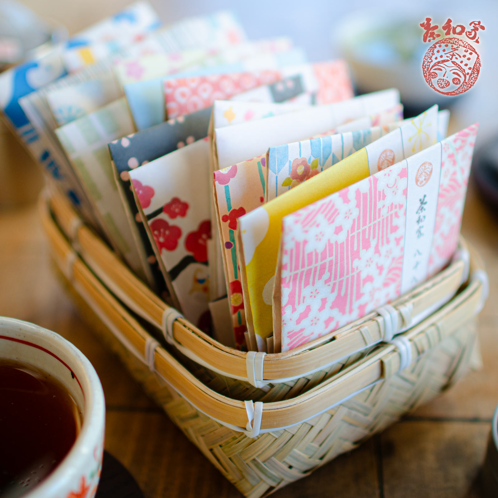 お茶旅 緑茶と紅茶のティーパック詰め合わせ 竹籠 ギフト（濃い八十八夜茶2包ｘ8個 + 心和む和紅茶2包ｘ8個） お配り竹かご プチギフト【お歳暮 詰め合わせ 緑茶 産休 退職 個包装 転勤 異動 お見舞い 出産 内祝い おしゃれ 名入れ メッセージ付 ペット お土産】