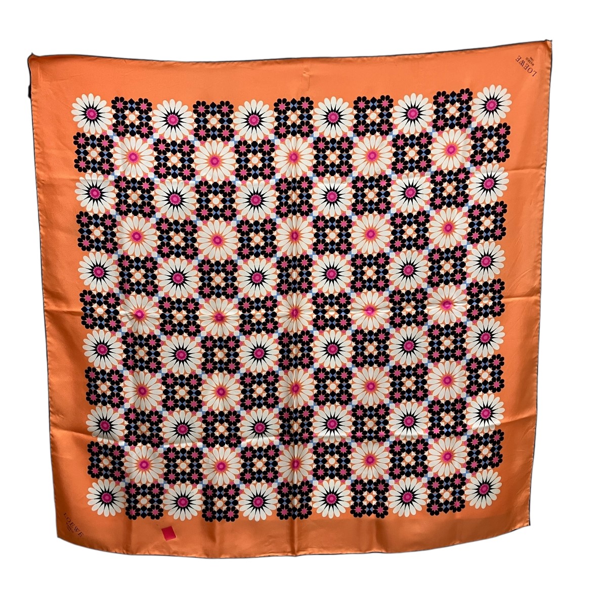 極美品★LOEWE★ スカーフ 大判 アナグラム 花 タッセル シルク オレンジ 極美品☆LOEWE☆ スカーフ 大判 アナグラム 花 タッセル シルク