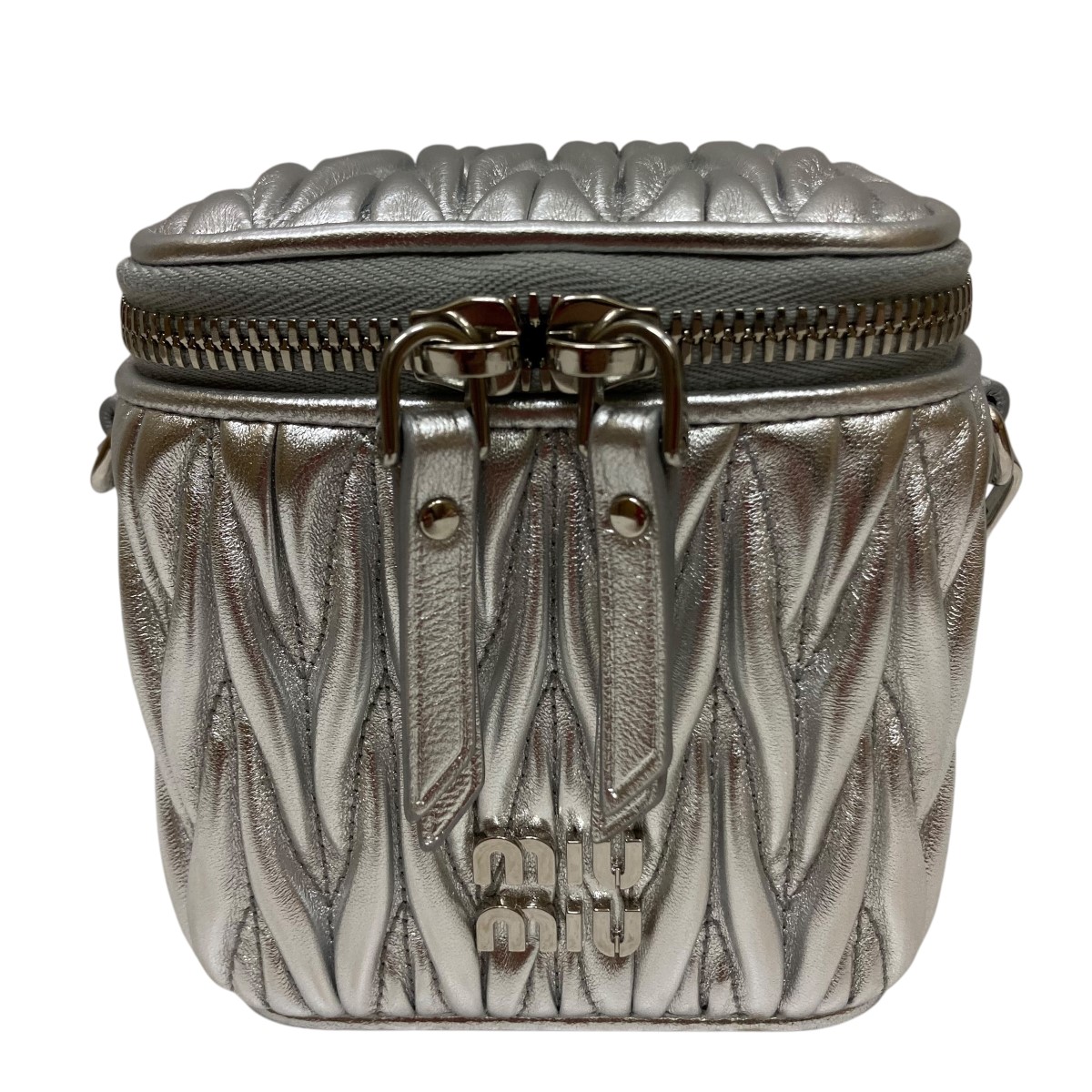 【中古】MIU MIU ミニマトラッセショルダーバッグ 5NR018 しろがね色 【181225】（ミュウミュウ）