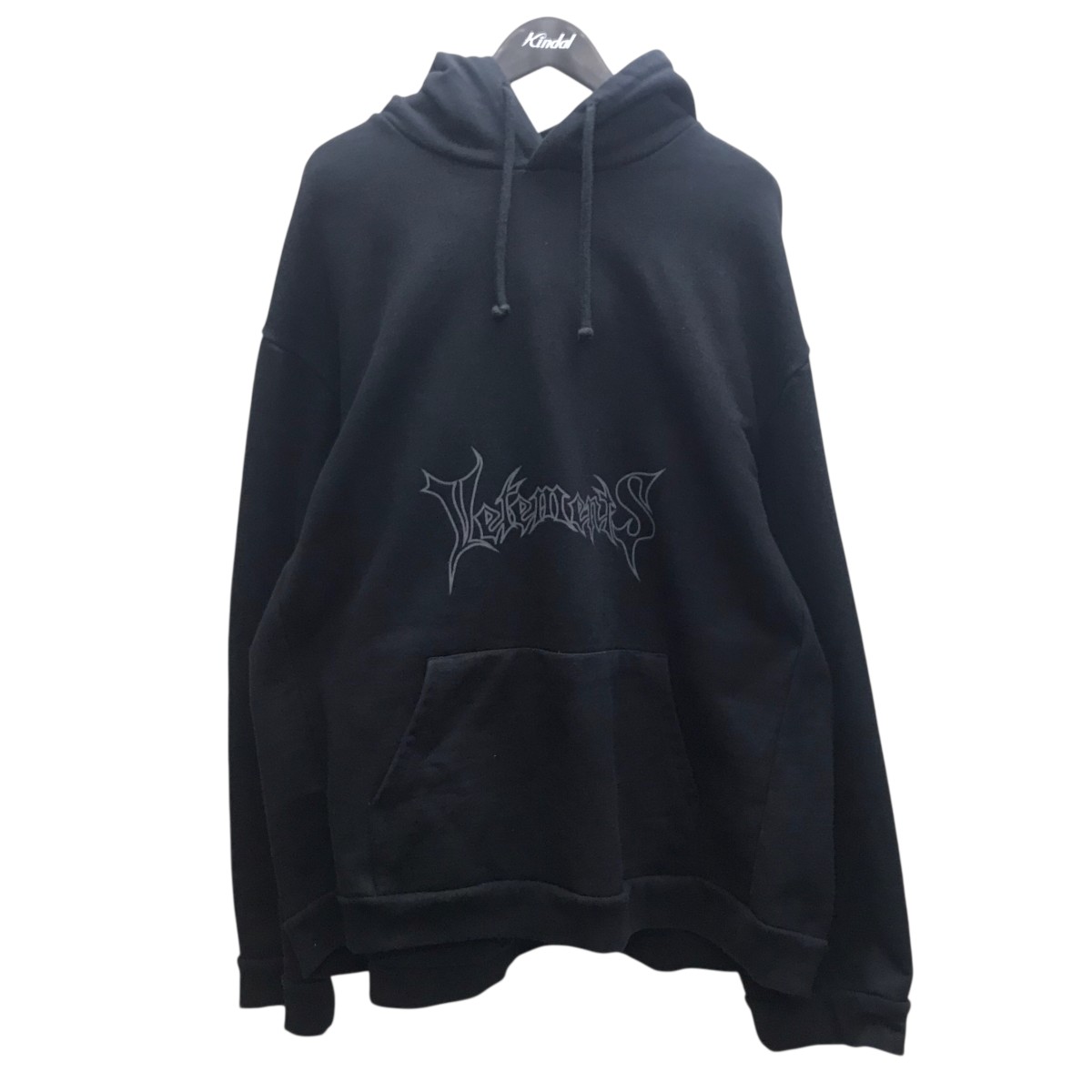 【中古】\u003cBR\u003eVETEMENTS\u003cBR\u003e15AW metal logo hoodie メタルロゴフーディ 黒いこと 大きさ：S\u003cBR\u003e【通貨価値思いなおす】