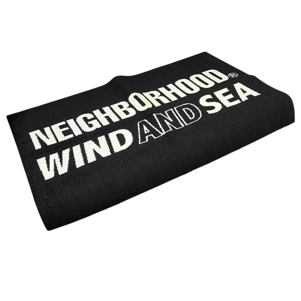 【中古】\u003cBR\u003eNEIGHBORHOOD×WIND AND SEA\u003cBR\u003eロゴデザインラグ 黒いこと×白いこと 大きさ：-\u003cBR\u003e【通貨価値思いなおす】