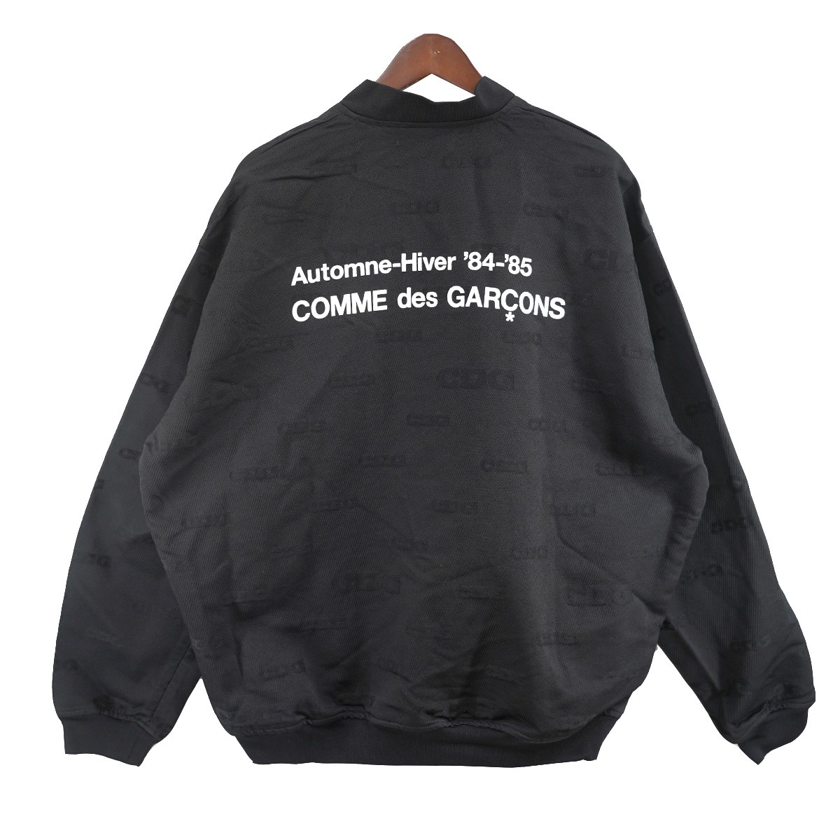 【中古】 CDG COMME des GARCONS　 AD2025 CDG Polyester Jacquard Garment-Treated Staff Blouson Jacket ジャガード ロゴ スタッフ ブルゾン ジャケット ブラック サイズ：XL 【240326】（シーディージー コムデギャルソン） 38,968円