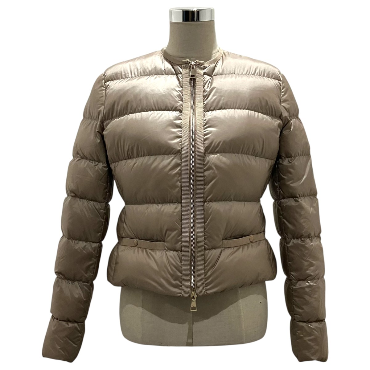 【中古】MONCLER 【LAURINE】 ノーカラーダウンジャケット J20931A00101 ベージュ 大きさ：3 【110426】（モンク線路）