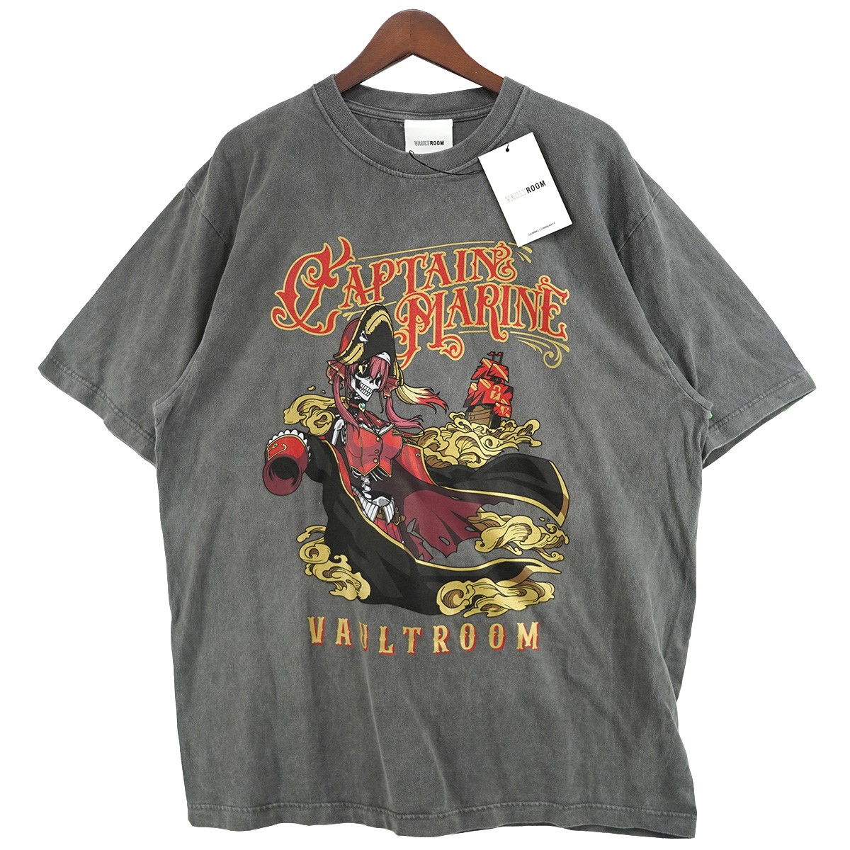 【中古】\u003cBR\u003eVAULTROOM\u003cBR\u003e24SS CAPTAIN MARINE TEE VTuber 「宝鐘米国海兵隊員」 製作 プルオーバー CHARCOAL濃灰色薄墨色 大きさ：XL\u003cBR\u003e【必要経費思いかえす】