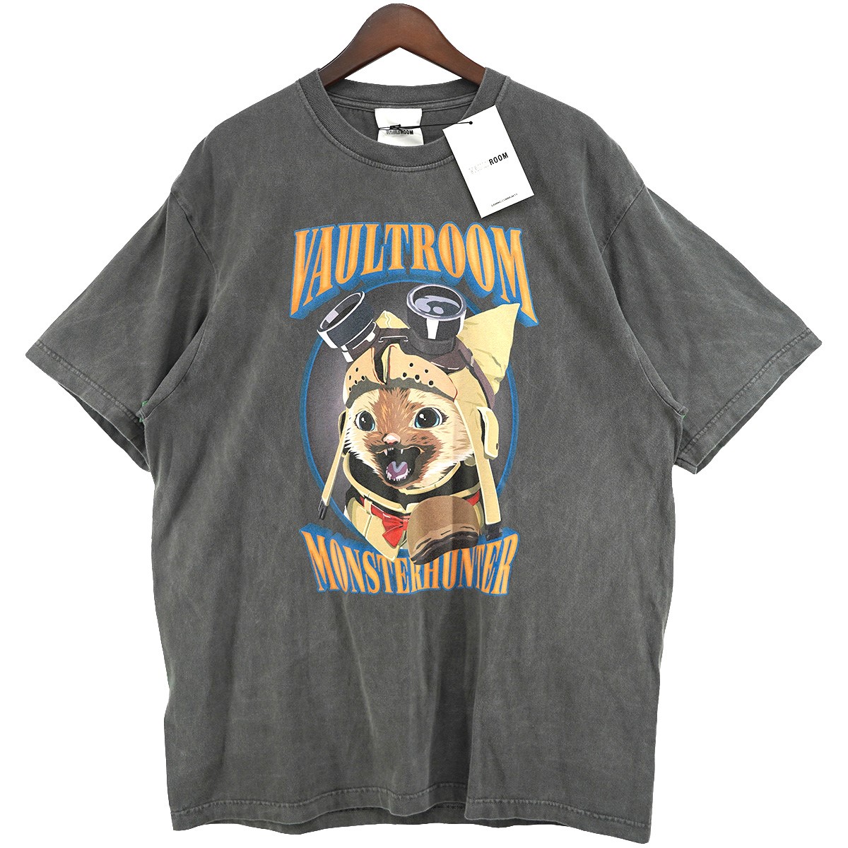 【中古】VAULTROOM 24SS MONSTER HUNTER AIROU TEE 異類異形山立ち アイルー 製作 競り合い プルオーバー CHARCOAL濃灰色薄墨色 大きさ：XL 【200426】（雄捻子御部屋）
