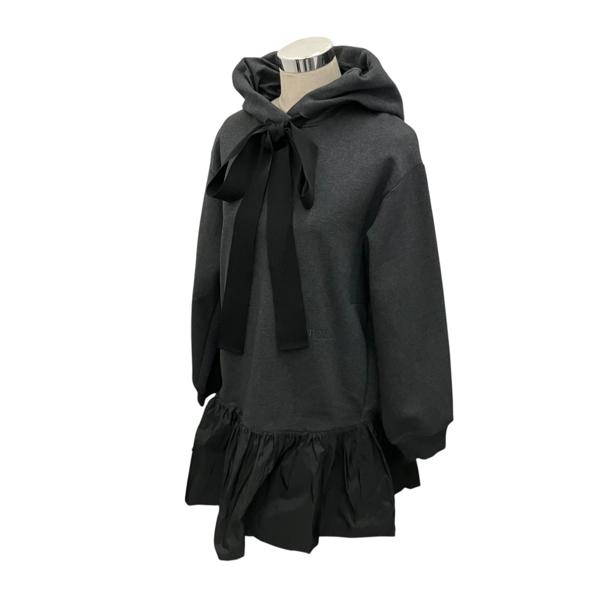 【中古】Patou 25AW オーガニックコットン＆ファイユ フリルヘム フーディドレス 25A-JE97-9995 薄墨色 大きさ：S 【260426】（パトゥ）