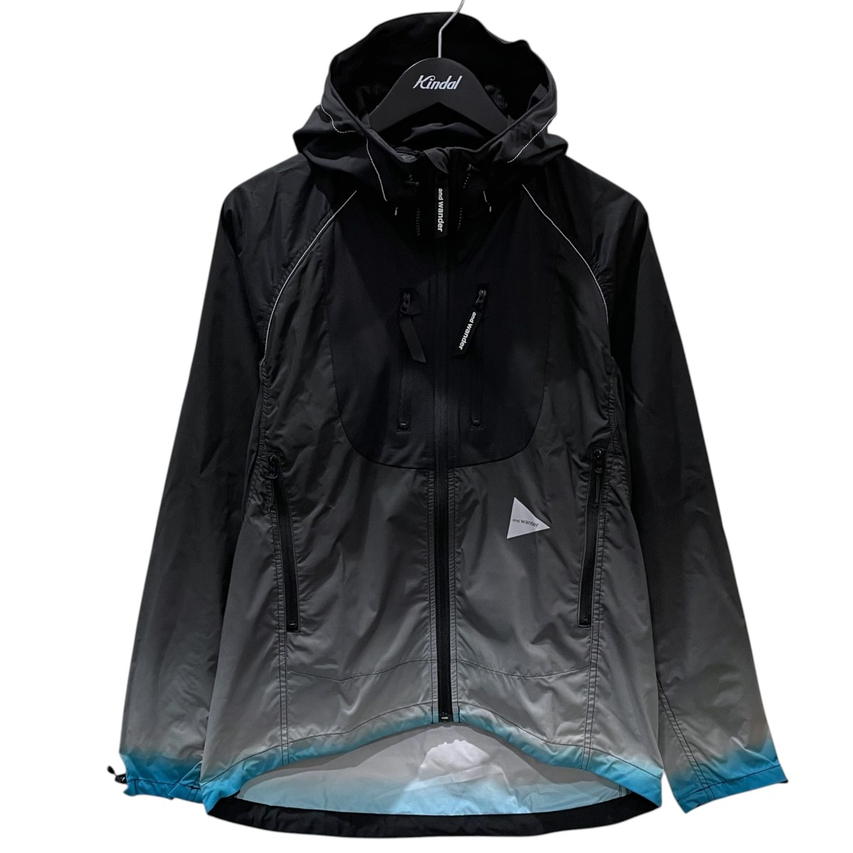 【中古】and wander　18SS マウンテンパーカー gradient color trek jacket グラディエントカラー トレックジャケット AW81-FT002 ブラック・グレー・ブルー サイズ：2 【280526】（アンドワンダー）｜ブランド古着のカインドオル