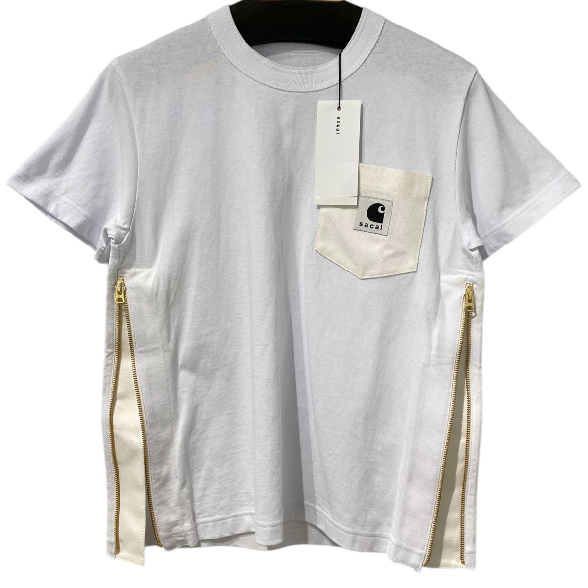 【中古】sacai×carhartt WIP 24SS T-SHIRT LOGOロゴタイプ SIDE傍えZIPTティーシャツ 白いこと 大いさ：0 【010626】（サカイ×鉄道車両ハート形 細工物 はたご屋 前進運動）