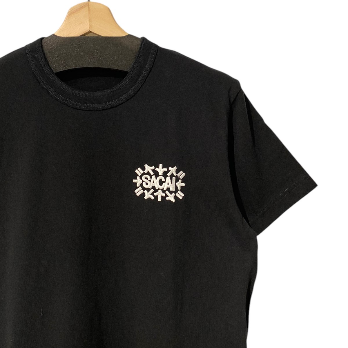 【中古】sacai×Eric Haze 23SS Logo Embroidery T-shirtロゴタイプ刺しゅうプルオーバー 黒いこと 大きさ：1 【010626】（サカイ×エリックヘイズ）