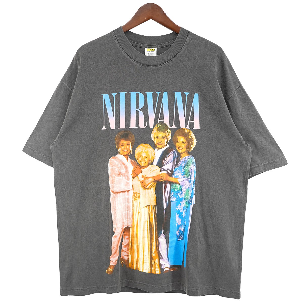 【中古】IRAK 25SS Nirvana Girl T-Shirt ヴィンテージ Vintage フェイド 製作 開悟 ゴールデン ガールズ ロゴタイプ うしろ側刷り上げる ボックス席影ぼうし 半袖 プルオーバー 黒いこと 大きさ：L 【130626】（アイラック）