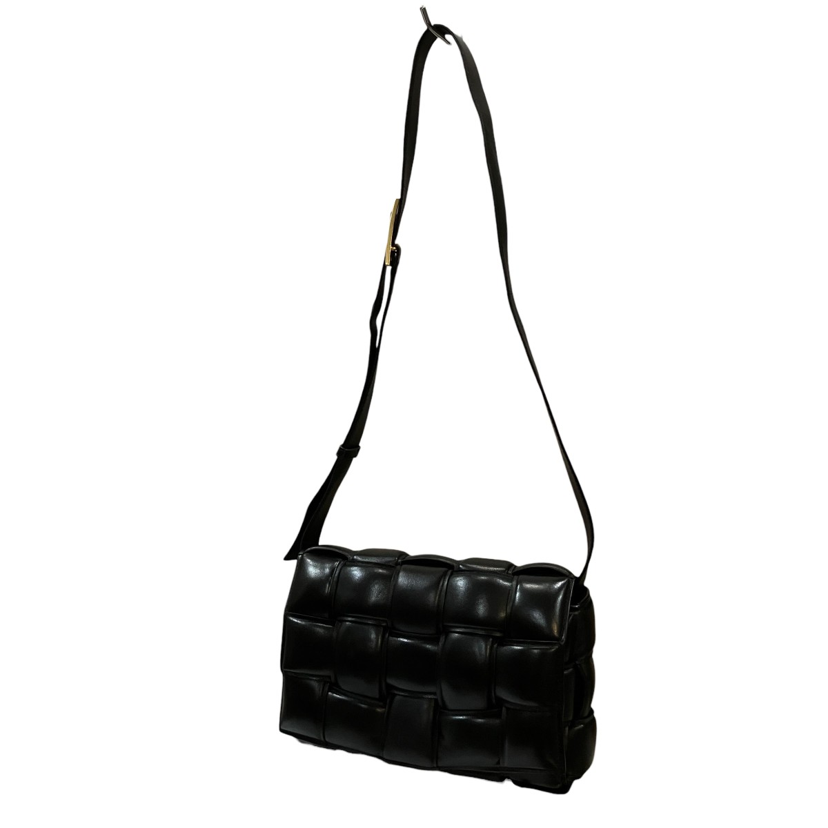 【中古】BOTTEGA VENETA　マキシイントレチャート パデッドカセット レザー ショルダーバッグ ブラック 【220626】（ボッテガヴェネタ）｜ブランド古着のカインドオル 110,330円