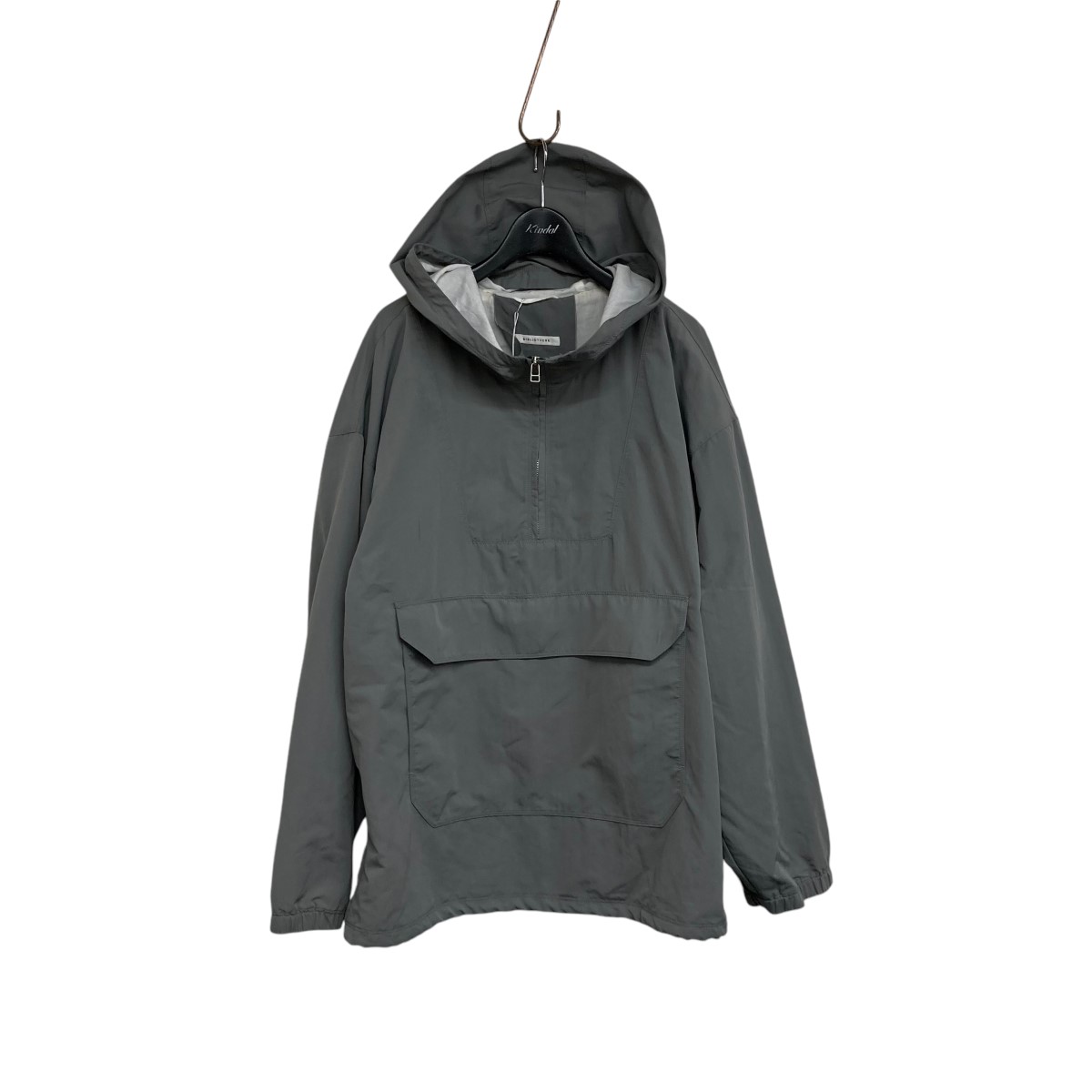 【中古】\u003cBR\u003eBIBLIOTHERK\u003cBR\u003e24SS DOWN SHOULDERS ANORAK PARKA リモンタナイロンアノラックパーカー BR39 SS24 薄墨色 大いさ：Free\u003cBR\u003e【必要経費思いかえす】 コート・ジャケット-メンズファッション