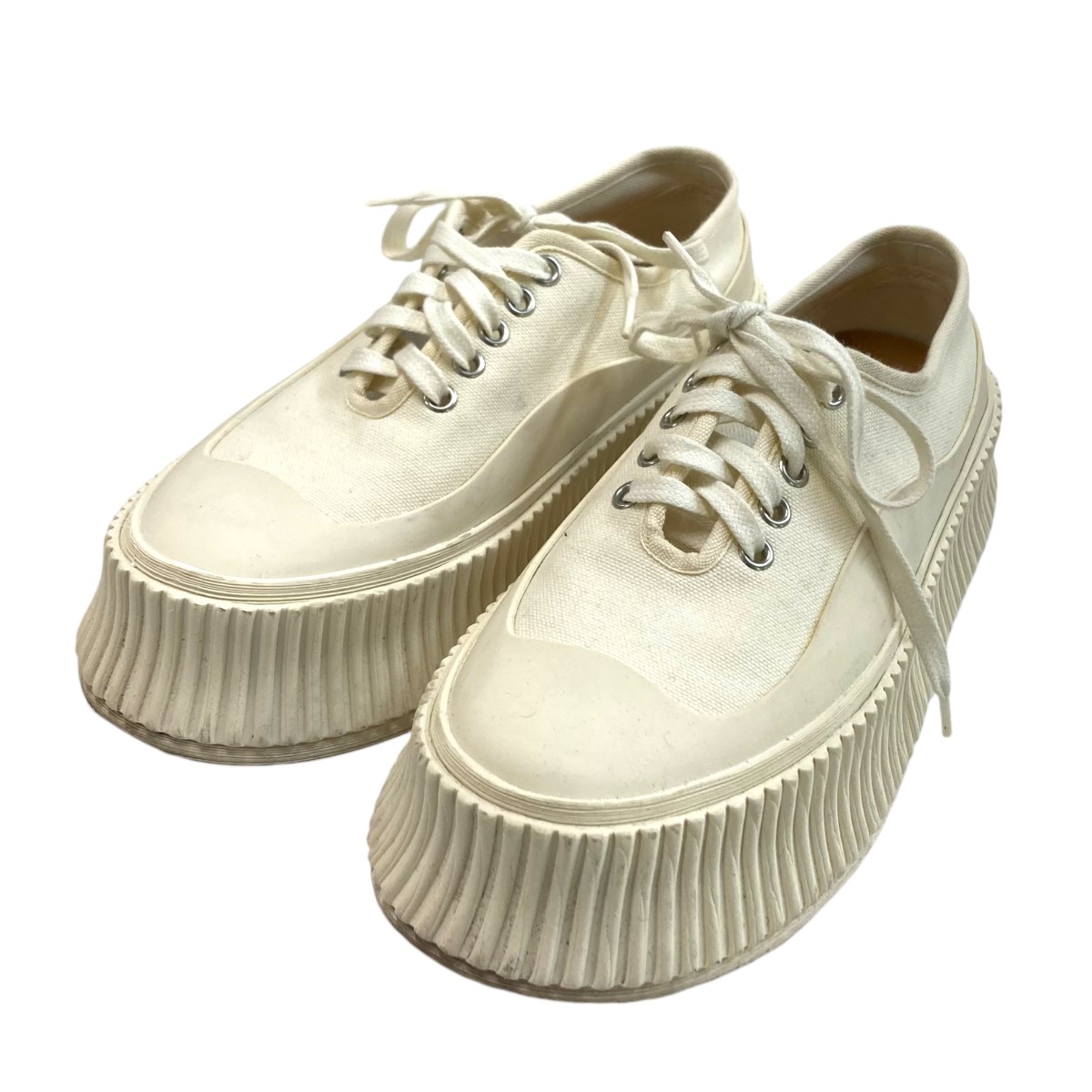 【関税込み】Jil Sander ベージュ バルカナイズ スニーカー Jil Sanderのベージュ バルカナイズ スニーカーがセール中
