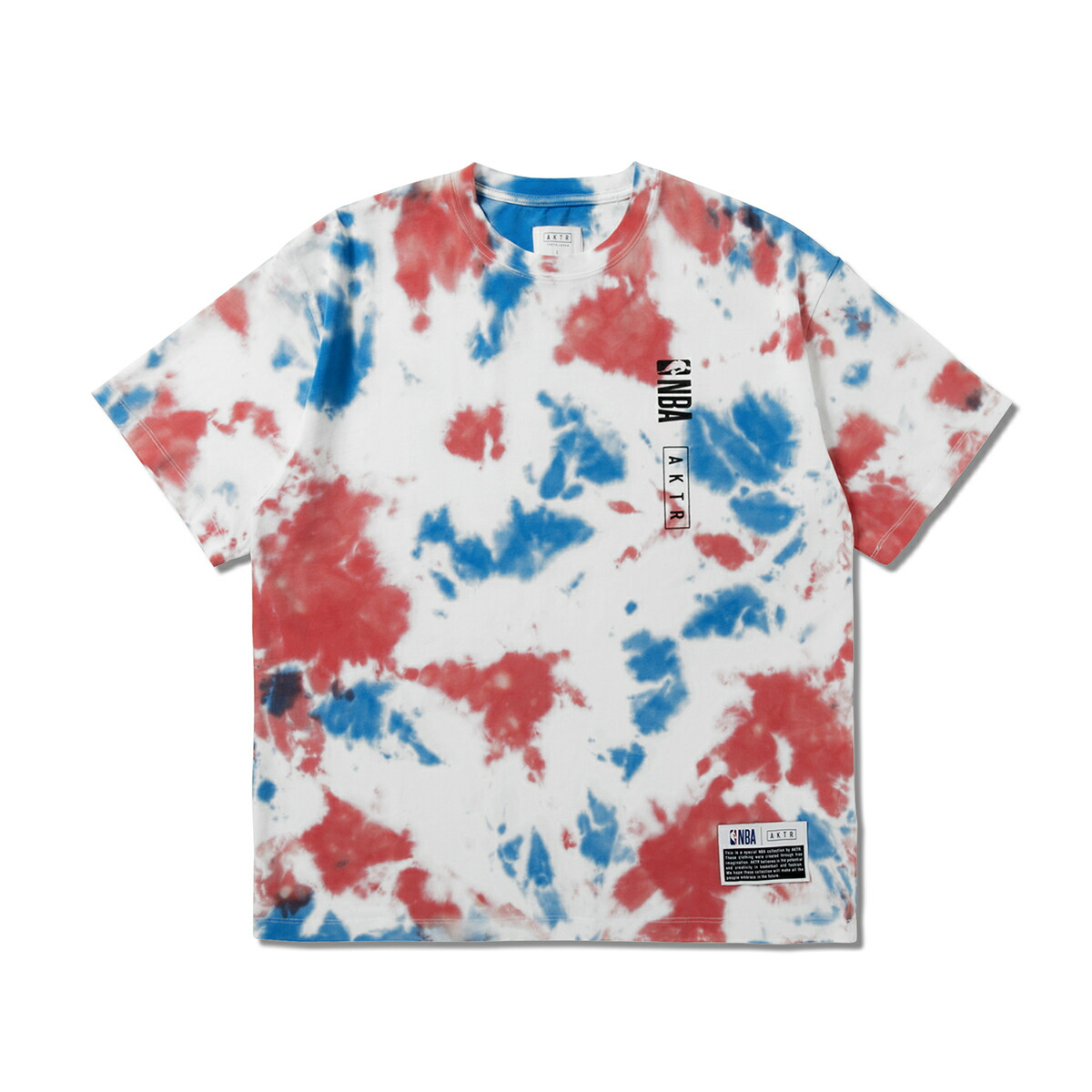 【ラスト1点】【30%OFF】 AKTR NBA x AKTR TIEDYE COTTON TEE (WHITE) (アクター NBA × AKTR タイダイ コットン ティー) 【メンズ レディース】【半袖Tシャツ タイダイ染め ワンポイントロゴ バックプリント NBA コラボ】【24FW】