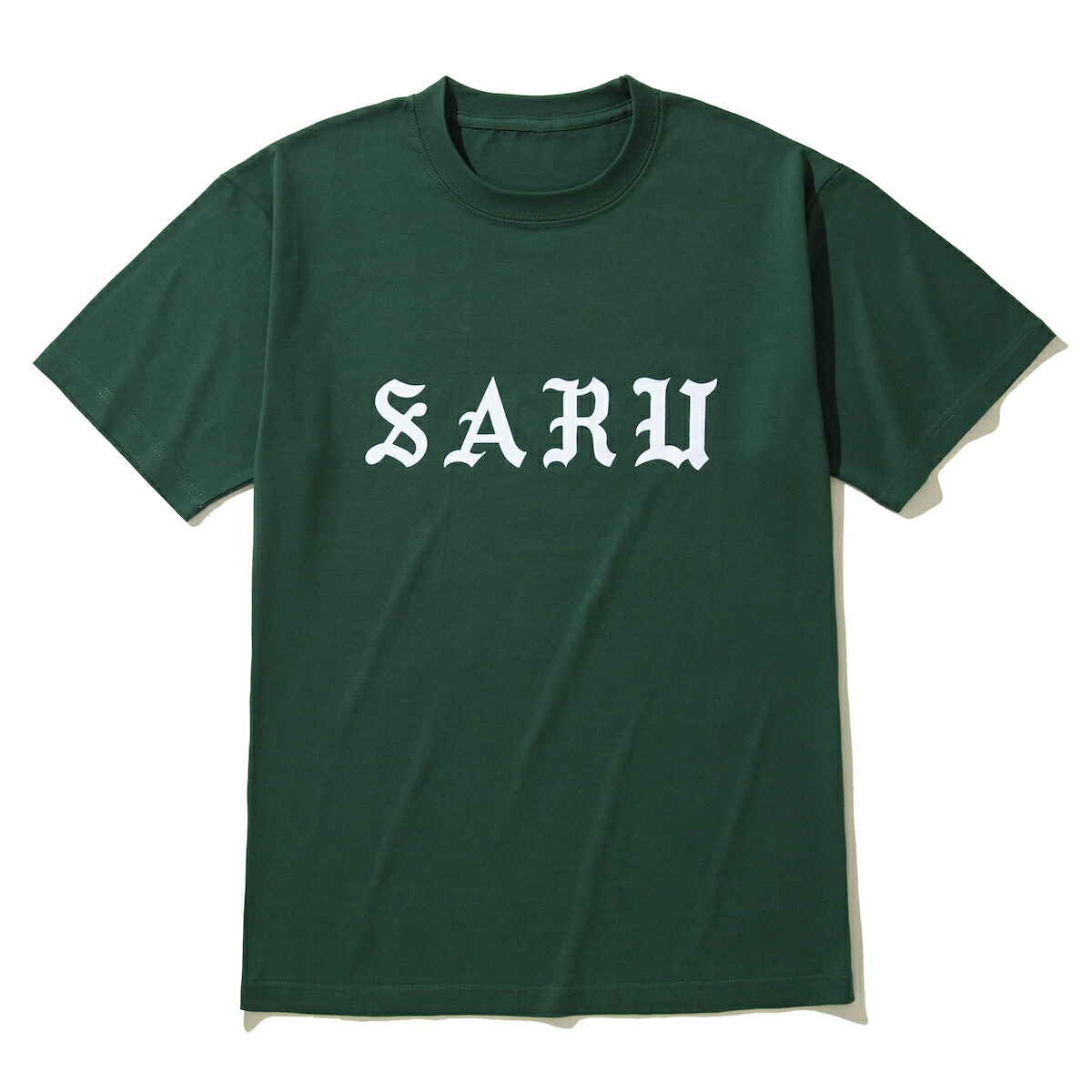 【30%OFF】Kinetics × TOKYO TRIBE SANTA INOUE SARU IRON-ON LETTER TEE(GREEN)(キネティクス × トーキョートライブ 井上三太 サル アイロンオン レター ティー)【メンズ レディース】【半袖Tシャツ グラフィックロゴ シンプル コラボ】【24FW】画像